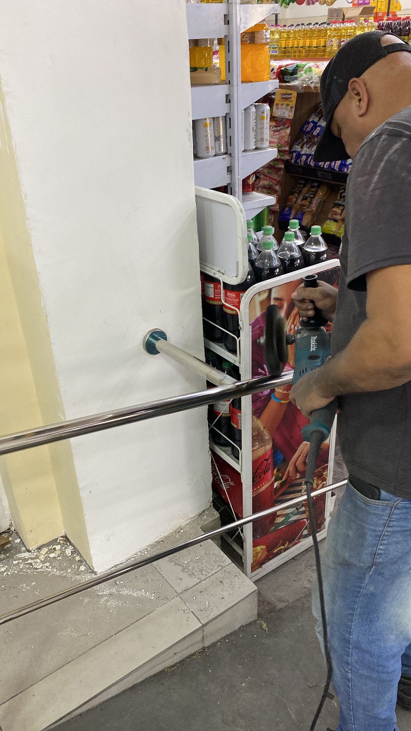 Polimento de corrimão de aço inox em alto brilho