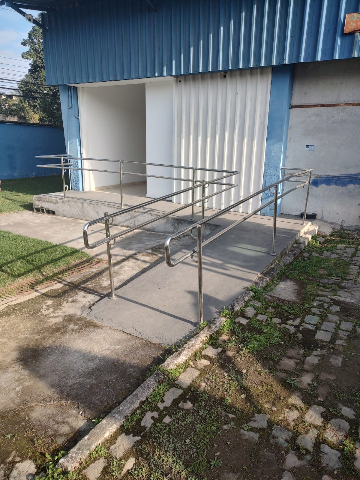 Montagem e instalação de corrimão e rampa de aço inox no local
