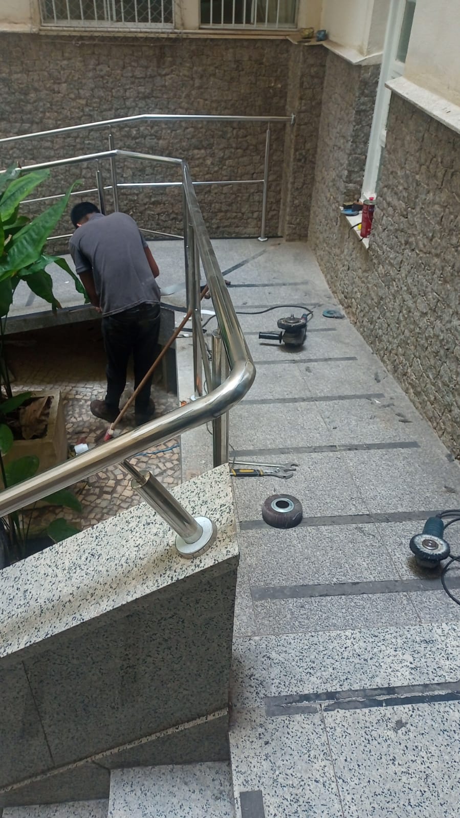 Carlos Alexandre executando acabamento em corrimão de aço inox